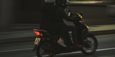 Dwóch motocyklistów