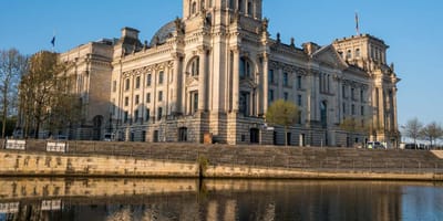 Die Spree am Berliner Reichstagsgebäude