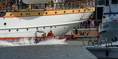 DLRG-Einsatzboot im Hafen Bremerhaven