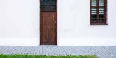 Dunkle Tür an der Hausseite