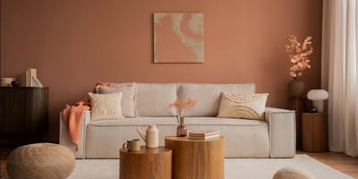 Ein gebrauchtes blaues Sofa