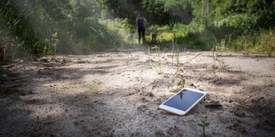Un móvil perdido yace en el suelo