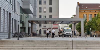 Eingang eines Krankenhauses