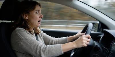 Entsetzt schauende Autofahrerin
