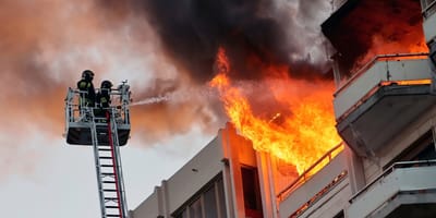 Feuerwehr löscht Brand in Mehrfamilienhaus