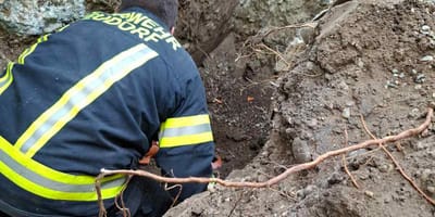 Feuerwehrmann beim Rettungseinsatz