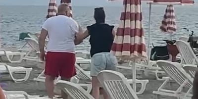Une femme éloigne un homme sur la plage
