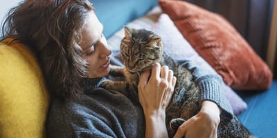 Frau kuschelt mit Katze