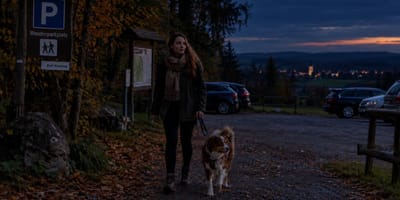 Frau mit Hund beim Abend-Gassi