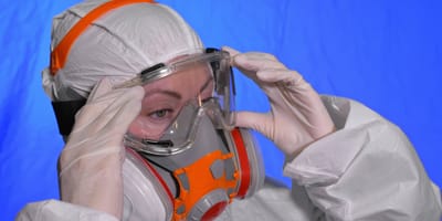 Frau mit Schutzanzug