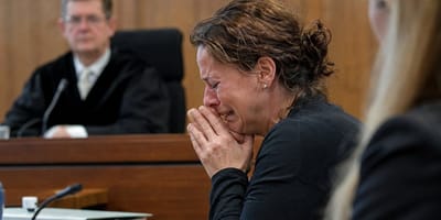 Frau weint in der Gerichtsverhandlung
