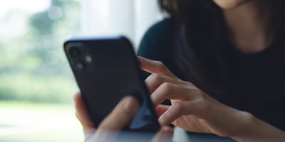 Frau will einen Anruf machen