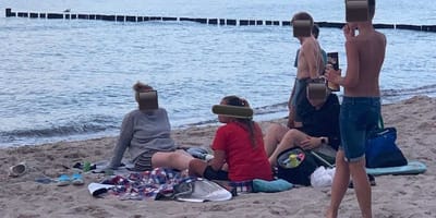 Frauen mit Kindern am Strand