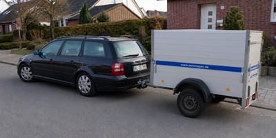 Geparktes Auto mit Pkw-Anhänger