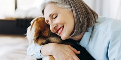 Grauhaarige Frau mit Hund