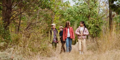 Gruppe von Jugendlichen auf einem Waldspaziergang