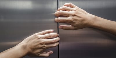 Hände versuchen Fahrstuhl zu öffnen