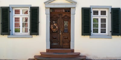 Haustür mit Blumenkranz