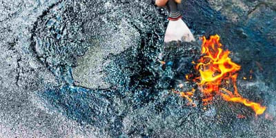 Heißer Teer mit züngelnder Flamme
