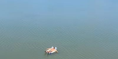 homme sur matelas gonflable