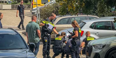 Hond wordt door politie uit snikhete auto bevrijd in Arnhem