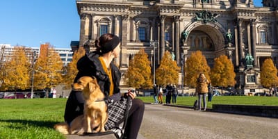 Hundehalterin vor dem Berliner Dom