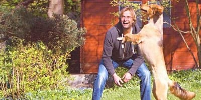 Jürgen Klopp spielt mit Hündin Emma