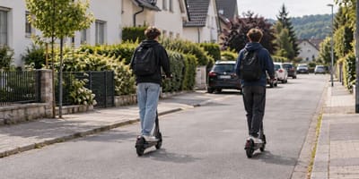Jugendliche auf E-Scootern