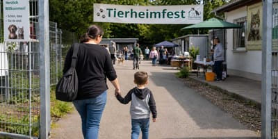 Junge mit Mutter besucht Tierheimfest