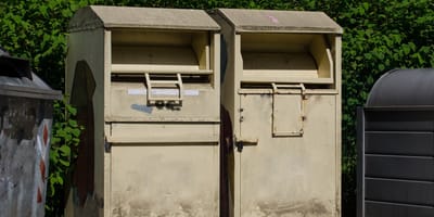 Katze aus Altkleidercontainer gerettet