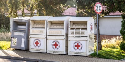 Altkleidercontainer des Polnischen Roten Kreuzes