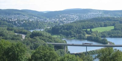Kreisstadt Olpe mit Biggesee im Vordergrund