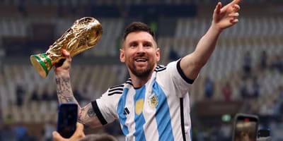 Lionel Messi mit Pokal