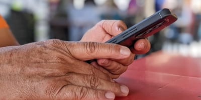 Männerhände halten Telefon