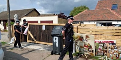 Bewaking voor het huis van Oaveed R.