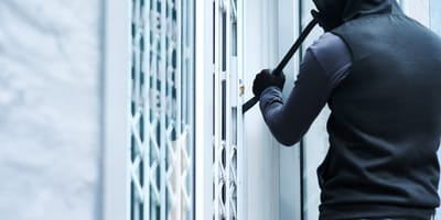 Mann bricht Außentür auf