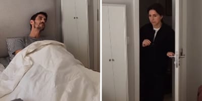 Mężczyzna w łóżku z jamnikiem.