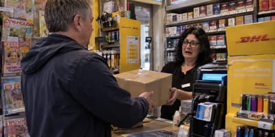 Mann im Paket-Shop