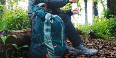 Mann mit Rucksack im Wald