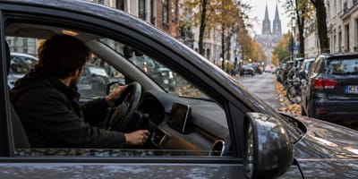 Mann startet Auto