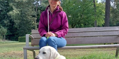 Marloes Schaap en hulphond Toto oog in oog met wolf