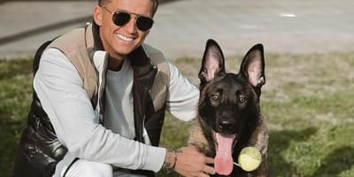 Mart Hoogkamer met zijn teruggevonden hond Ciro