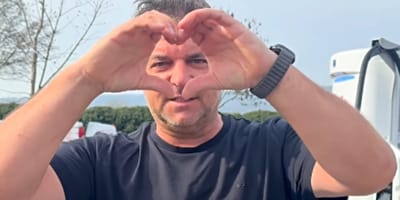 Martin Rütter hält seine Hände zum Herz