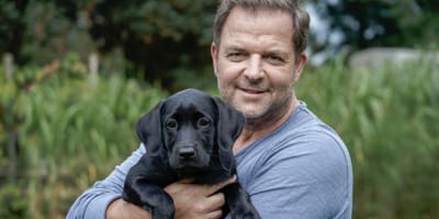 Martin Rütter mit einem Welpen