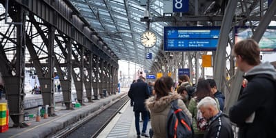 Menschen warten auf einen Zug
