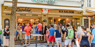 Menschenschlange vor einer Eisdiele