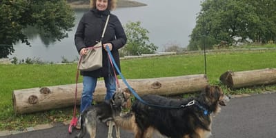 Mirjam met de zoekgeraakte hond Bonnie