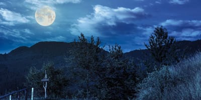 Mond über einer Landschaft
