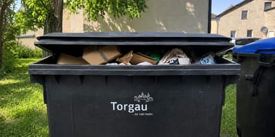 Müllcontainer mit der Aufschrift "Torgau"