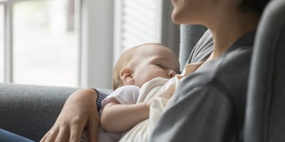 Mutter hält Säugling